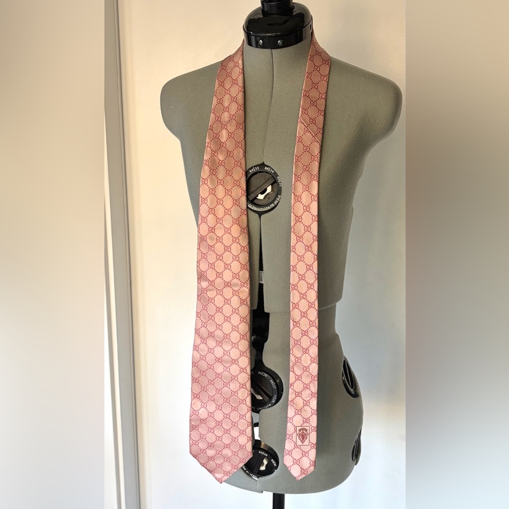 Gucci Pink GG Monogram Silk Tie, Blush Pink/Rose, 3.5” x 59”, like new - Picture 3 of 13